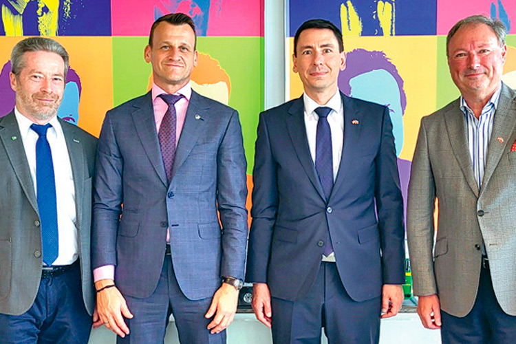 Gemeinderat Karl Bauer, CEO Herbert Jerich, Botschafter Jozef       Polakovič und Initiator Honorarkonsul Friedrich Sperl.