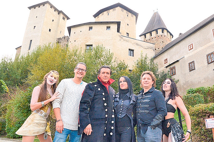 Nina Stern (m.) &amp; Burg-Chef Manuel Komosny (2.v.l.) mit Graf Dracula und zwei Vampiren.
