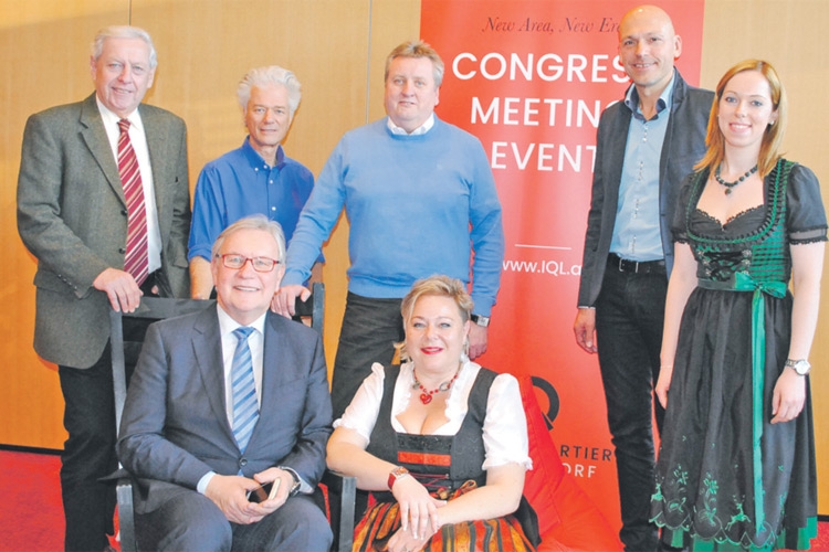 Geschäftsführer Wolfgang Wieser (re.), IQL-Leiterin Sonja Krenn (mi.)  und Therese Salmhofer (Organisation) mit den Ehrengästen.