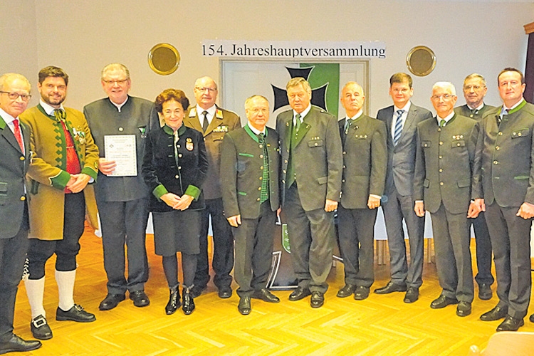 ÖKB-Obmann ÖR Karl Buchgraber (7.v.l.) mit zahlreichen Ehrengästen und Mitgliedern.