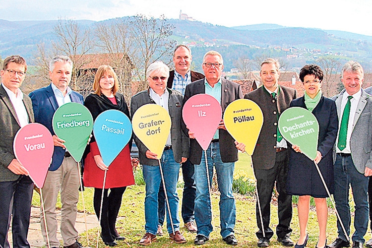 Die Verantwortlichen der Regionalentwicklung Oststeiermark mit den acht BürgermeisterInnen. 