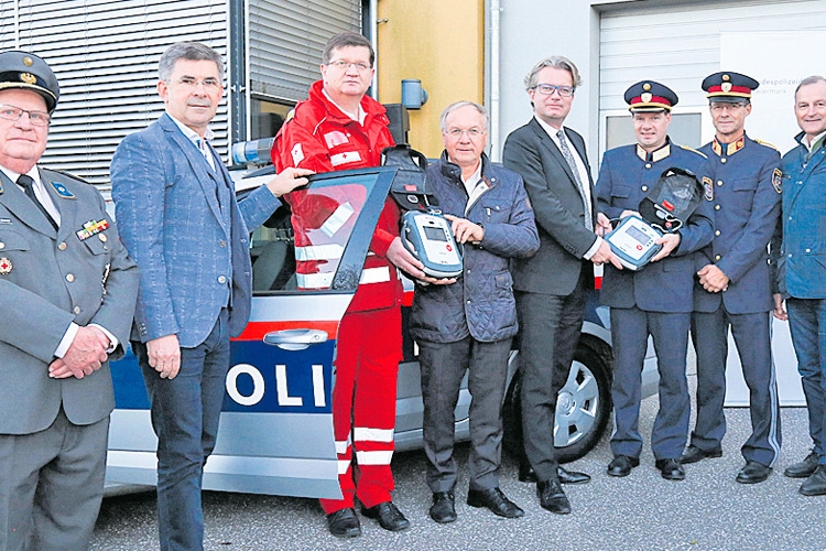 Pilotprojekt in Bezirk SO-Stmk. läuft an: LR Drexler übergab der Polizei erste Defibrillatoren.