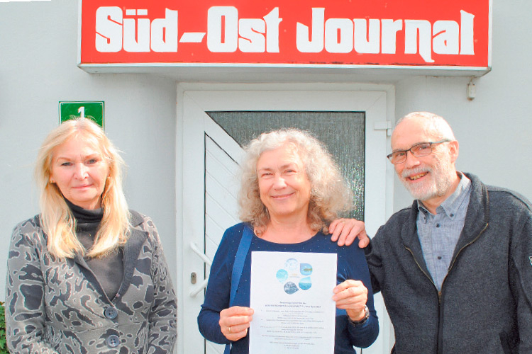 SOJ-Geschäftsführerin Ulrike Krois mit den glücklichen Gewinnern.