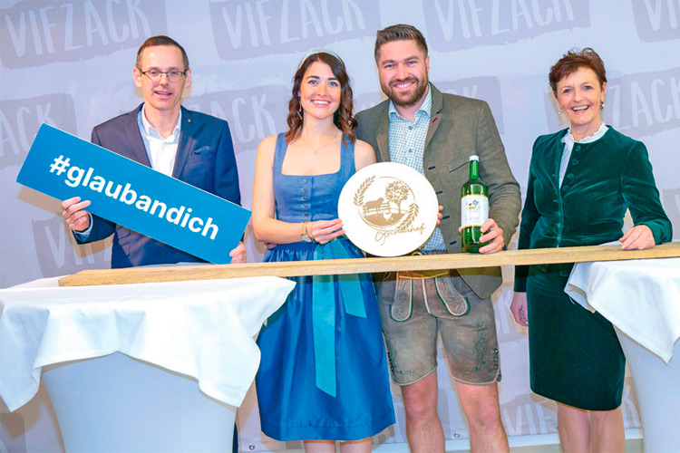 Die Zweitplatzierten Melanie Haas &amp; Markus Vorraber mit Maria Pein (r.) und Oliver Kröpfl (.l.) von der Steiermärkischen Sparkasse.