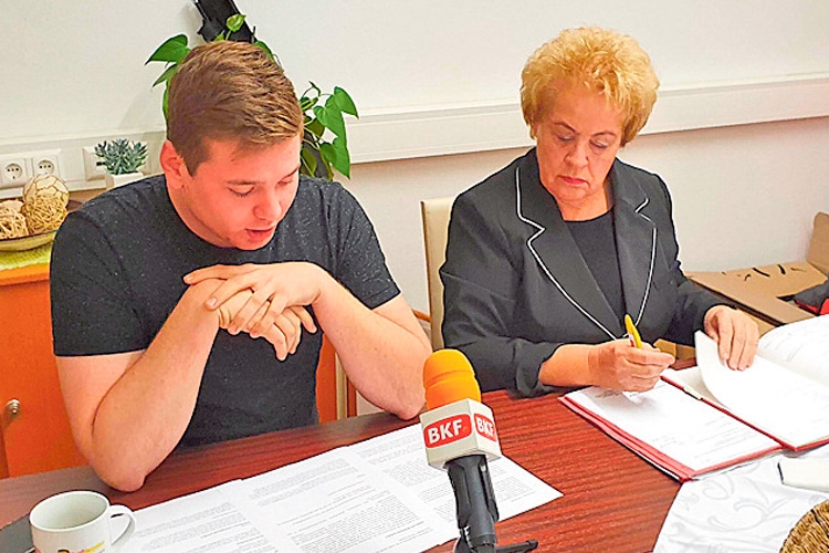 SPÖ-Jugendkandidat Kevin Sifkovits mit Landtagspräsidentin Verena Dunst.