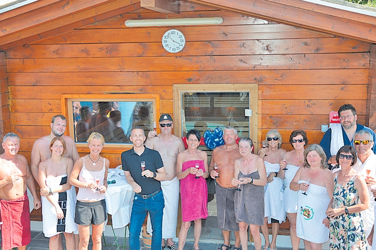 Die Wiedereröffnung der generalsanierten Sauna wurde gefeiert.