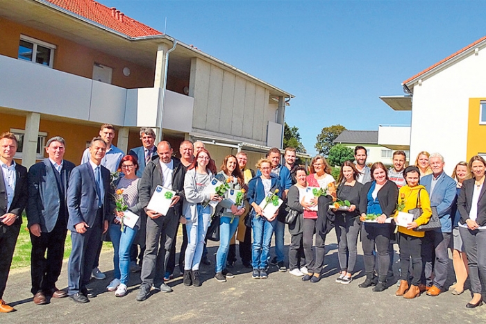 Die Mieter der zehn neuen Wohnungen mit den Vertretern der SG Rottenmann und der Gemeinde St. Johann in der Haide. 
