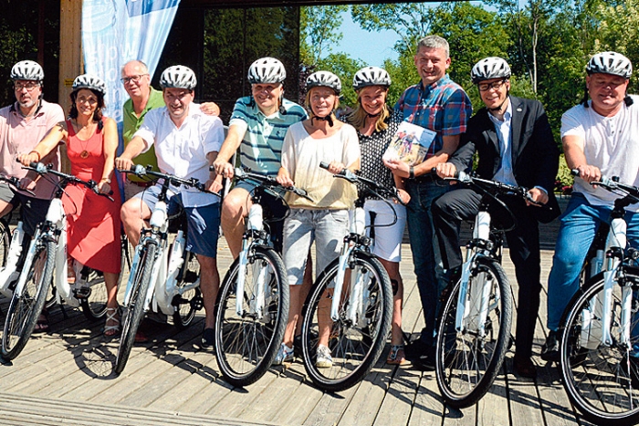 Kur-Dir. Lindau &amp; Ehrenhöfer bei der Übergabe der E-Bikes an die Vertreter der Betriebe.