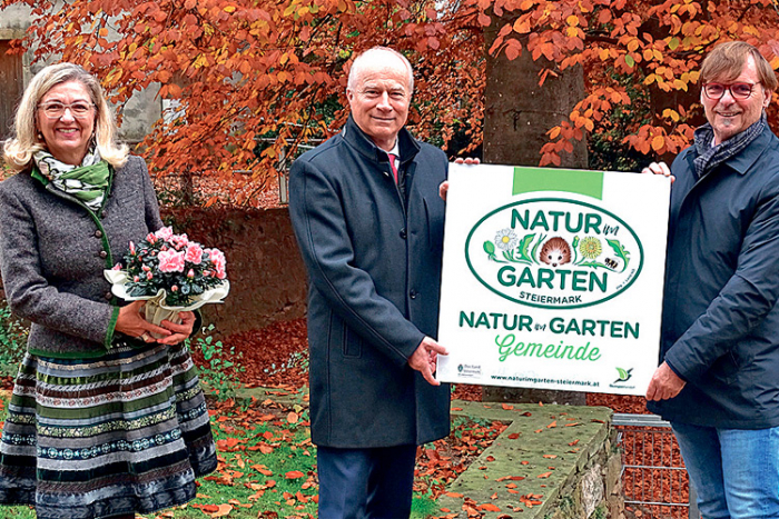 (v.l.:) Gartenberaterin Birgit Nipitsch mit LR Johann Seitinger, der die Plakette an Bgm. Erwin Eggenreich überreicht. 