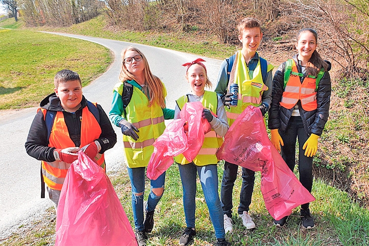 Die jungen eifrigen Müllsammler der Stubenberger Schulen. 