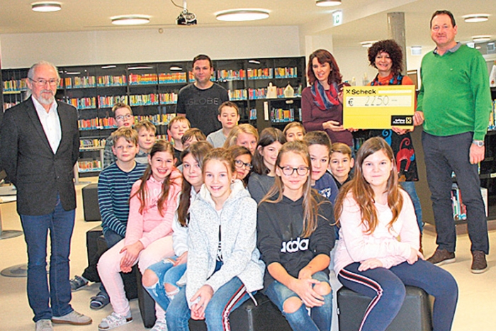 Scheckübergabe der Familie Pöltl an die 1. Klasse der Neuen Mittelschule Pischelsdorf.  