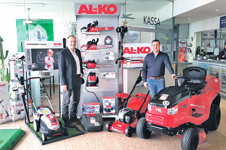 Das Foto zeigt Wolfgang Florian und AL-KO- Spezialist Christoph Schwarz mit den AL-KO-Produkten. 
