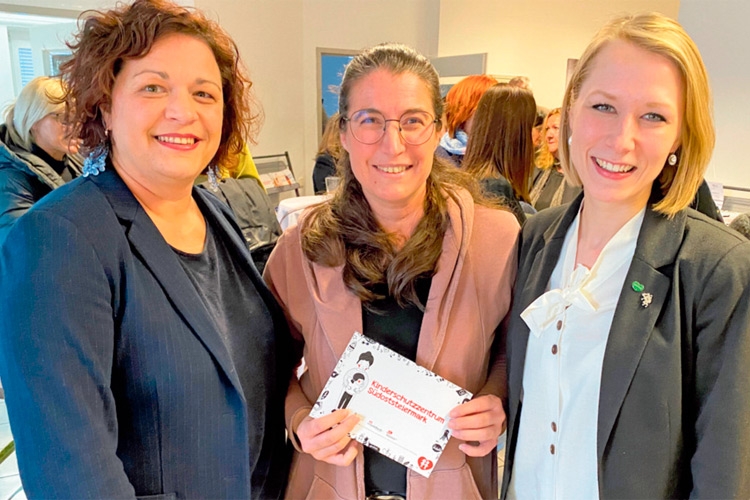 „Kinderfreunde“-GF DI Barbara Binder mit den beiden Landtagsabgeordneten Julia Majcan (re.) und Cornelia Schweiner.