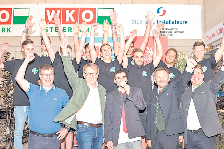 Das „Team Steiermark” (hintere Reihe) freute sich mit den Ehrengästen über die Eröffnung des neuen Trainingszentrums in Eggersdorf.