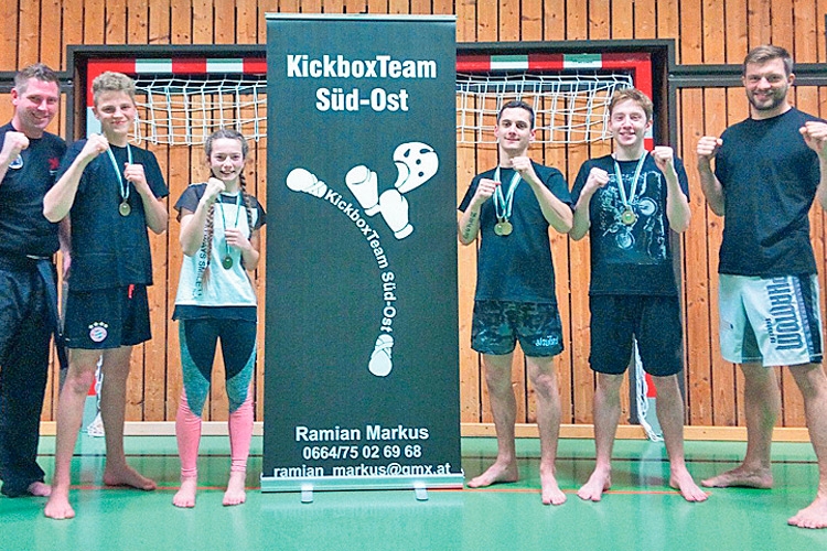 Das erfolgreiche Kickbox-Team Süd-Ost mit ihren Medaillen.