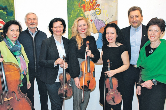 Emilia Gladnishka (4.v.l.) mit dem „Ladies String Quartett”.