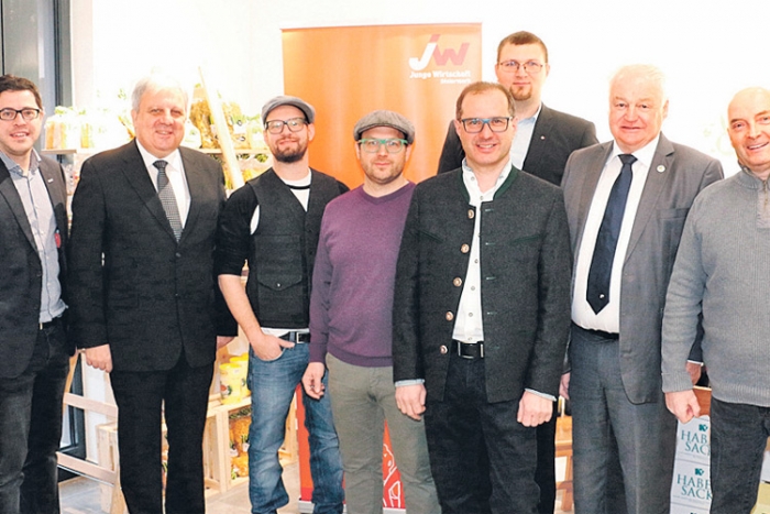 Die Vertreter der Jungen Wirtschaft Fürstenfeld mit Vertretern von „Shopping Mitte” und den Ehrengästen.