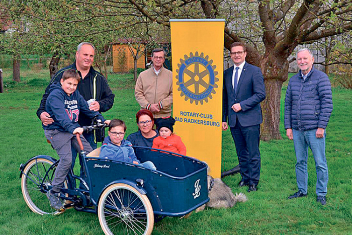 Familie Prelog mit Tobias, Präs. Klaus Domittner, Cari Seyffertitz und Georg Unterweger vom Rotary Club Bad Radkersburg.