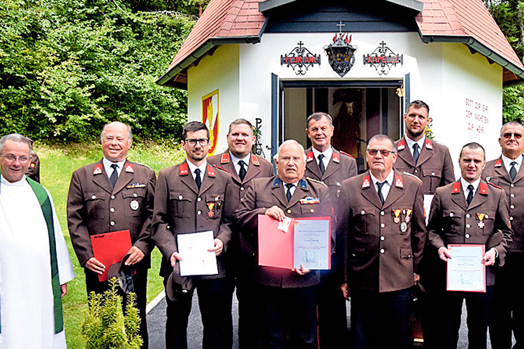 Die ausgezeichneten Feuerwehrmitglieder vor der Floriani-Kapelle. 