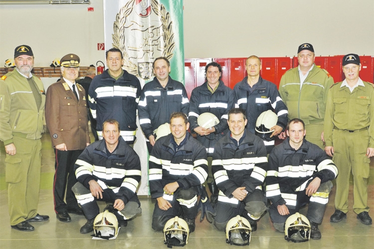 Die Vierergruppe der FF Unterrohr (stehend) und der FF Kaindorf in der Feuerwehr- und Zivilschutzschule Lebring.