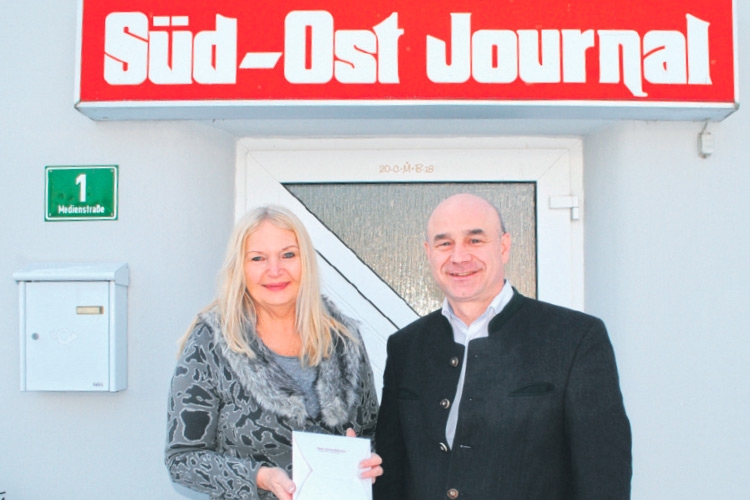SOJ-Geschäftsführerin Ulrike Krois mit Gewinner Hermann Friedl.