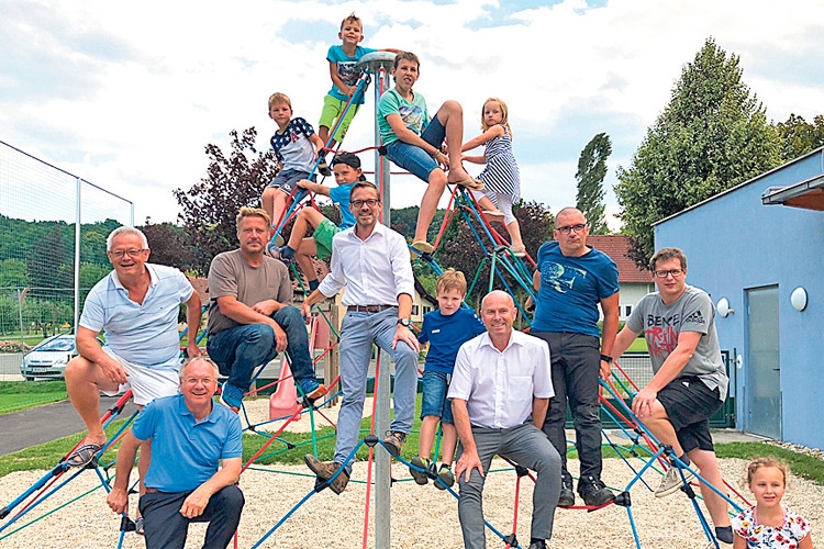 Die Verantwortlichen der Stadtgemeinde Feldbach mit den Kindern.