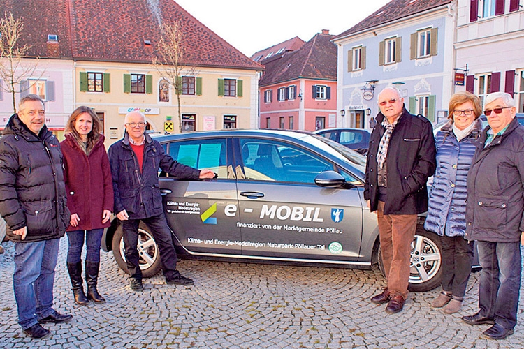 Bgm. Johann Schirnhofer und Modellregionsmanagerin Victoria Allmer, MSc mit dem Fahrerteam von mobil50plus und Obmann Pötz.