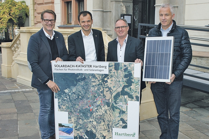 Bgm. Ing. Martschitsch, Schuller, Ritter und Thaller mit Solarkataster.