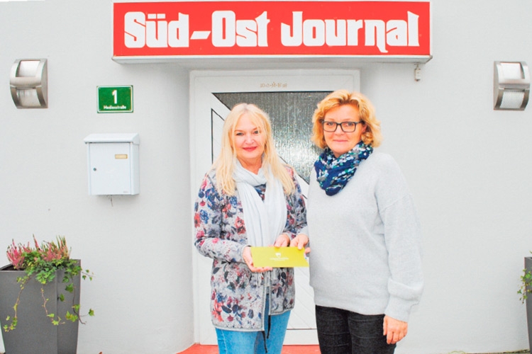 SOJ-GF Ulrike Krois mit der Gewinnerin Elfriede Hoeritzsch. 