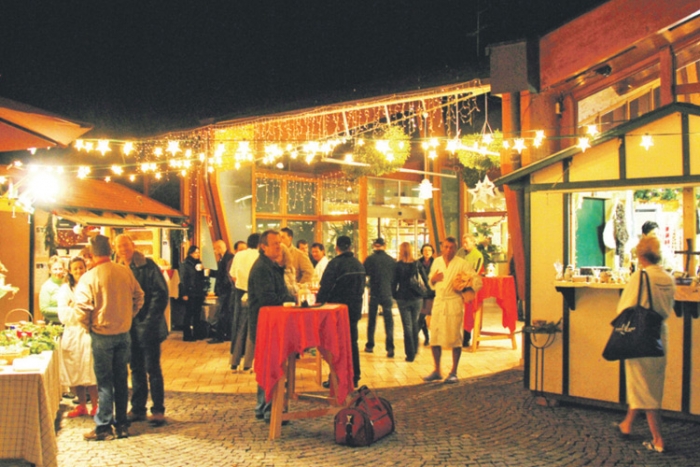 Der Thermenvorplatz in Loipersdorf in vorweihnachtlicher Stimmung.