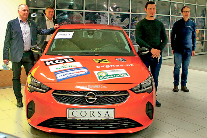 Das USV Gnas-Vorstandsteam bei der Überreichung des Hauptpreises, einen Opel Corsa, an den Gewinner im Autohaus Trummer. 