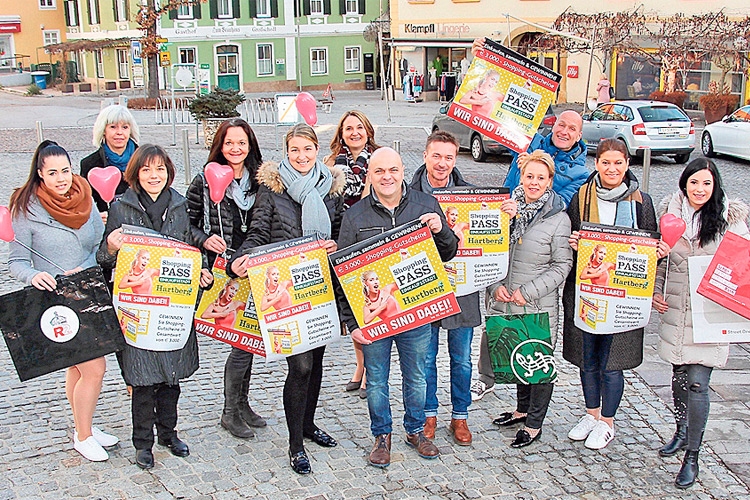 Vertreter der teilnehmenden Betriebe des Vereins Einkaufsstadt Hartberg präsentierten den Shopping-Pass 2019. 