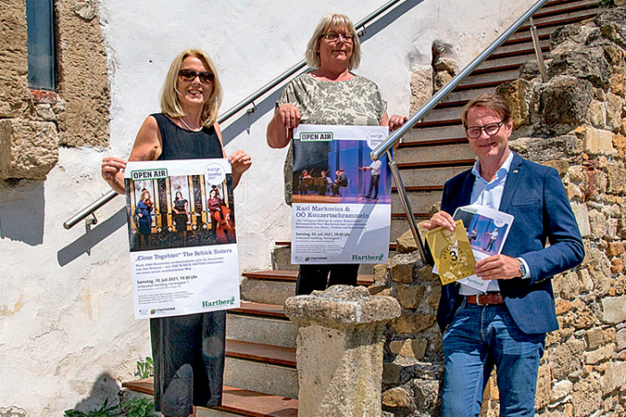 Rita Schreiner, Sieglinde Tunner und Bürgermeister Marcus ­Martschitsch präsentieren das Hartberger Sommer-Kulturprogramm. 