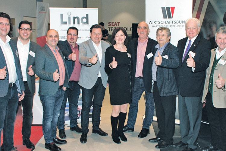 WB-Dir. Mag. Kurt Egger und BPO Christian Sommerbauer (4. + 5. v.l.) mit einigen Ehrengästen im Autohaus Lind. 
