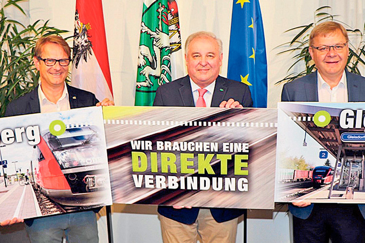 Die Bürgermeister Ing. Marcus Martschitsch (l.) und Josef Hauptmann (r.) übergeben die Petition für eine direkte Bahnverbindung an den Landeshauptmann Hermann Schützenhöfer. 
