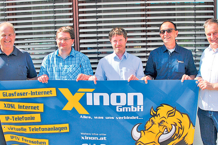 Bgm. Alois Trummer (l.) mit dem Projektteam von Xinon GmbH. 