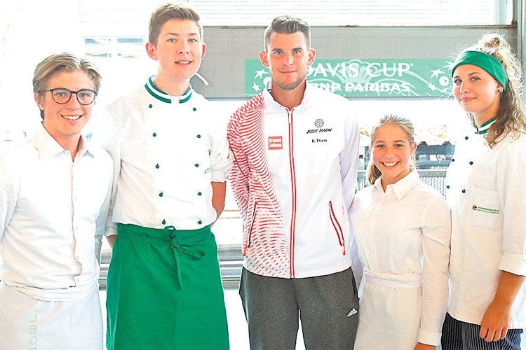 Die Schüler mit Dominik Thiem beim Davis Cup in Graz.