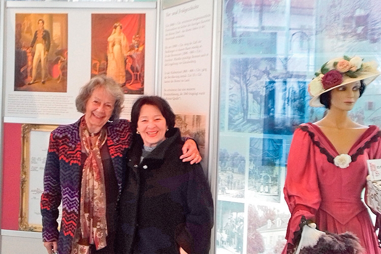 Birgit Riz (links) und Ria Mang betreuen gemeinsam das Curmuseum.