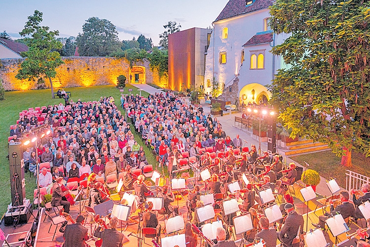 Im romantischen Hof des Schlosses Hartberg findet das Konzert statt,