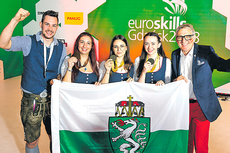 WKO-Stmk.-Präs. Josef Herk (r.) gratuliert den Gewinnern Jürgen Perhofer, Denise Gringl, Lara Tynnauer, Anna Maria Theurl (v.l.).