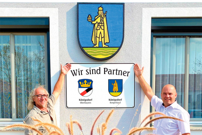 Bürgermeister Mario Trinkl (rechts) mit Prof. Peter Fleck vor dem                 restaurierten Gemeindewappen.