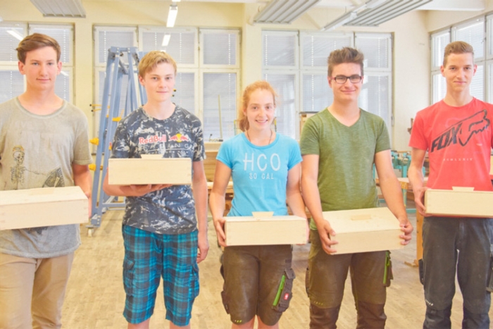 SchülerInnen des Fachbereiches Holz mit ihren Werkstücken.