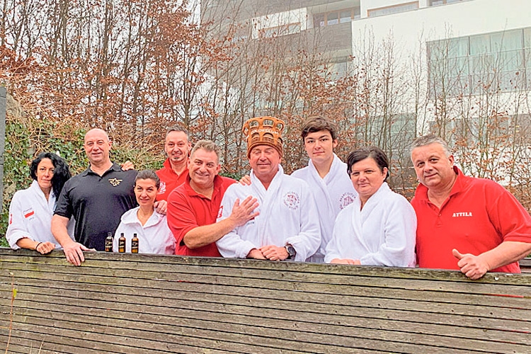 „Sauna-Rumpelstilzchen“ Tibor mit Team und dem „Sauna-Gott“ Leszek.