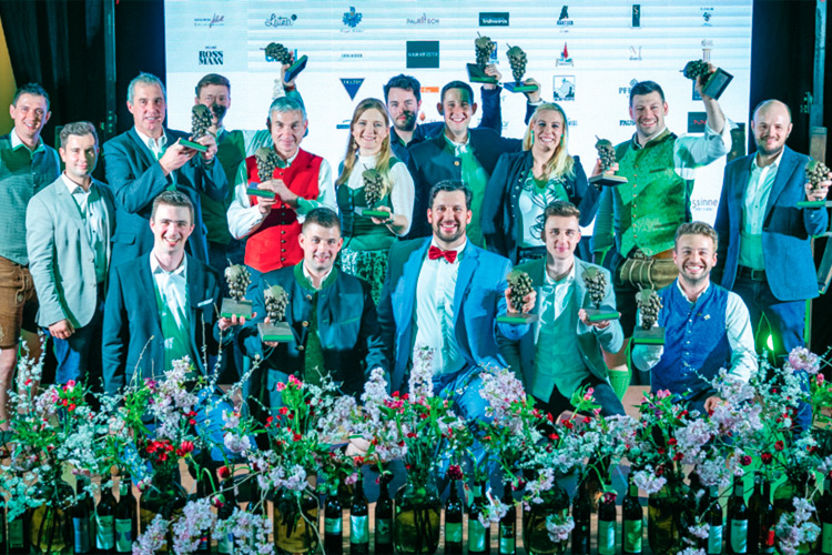 Die 15 Gewinnerinnen und Gewinner der 27. Steirischen Weintrophy. Eine Liste der Siegerweine gibt es auf tourismusschule.com/presse.