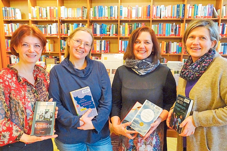 Büchereileiterin Vize-Bürgermeisterin Mag. Iris Thosold (2.v.r.) mit ihrem ambitionierten Damen-Team. 