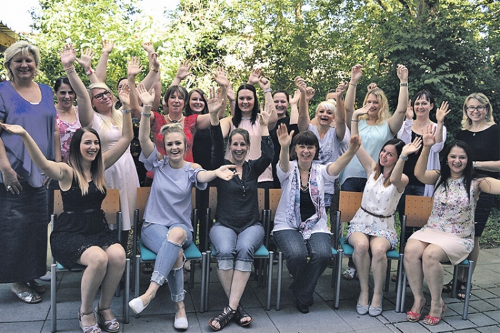 Die erfolgreichen Teilnehmerinnen der Grundausbildung Buchhaltung mit ihren Betreuerinnen der zam Regionalstelle Oststeiermark.