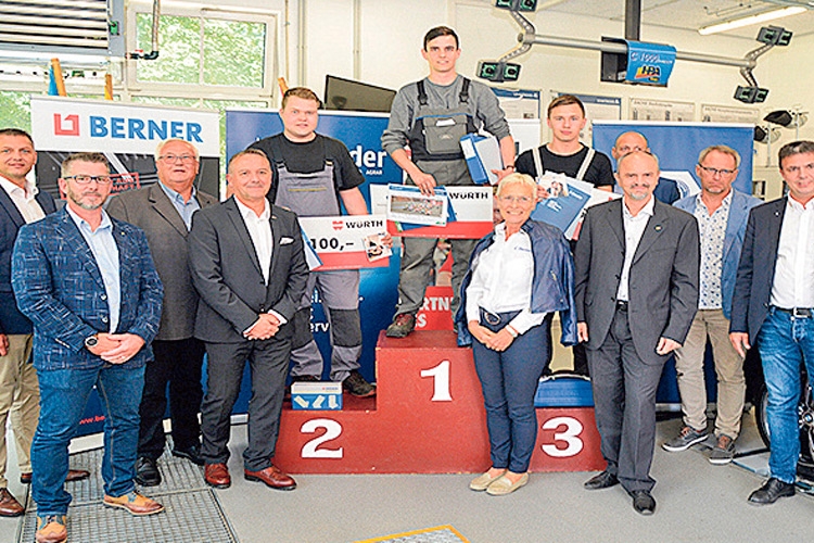 Sieg für Manuel Garber (m.) vom Lehrbetrieb Autohaus Strauss GmbH.