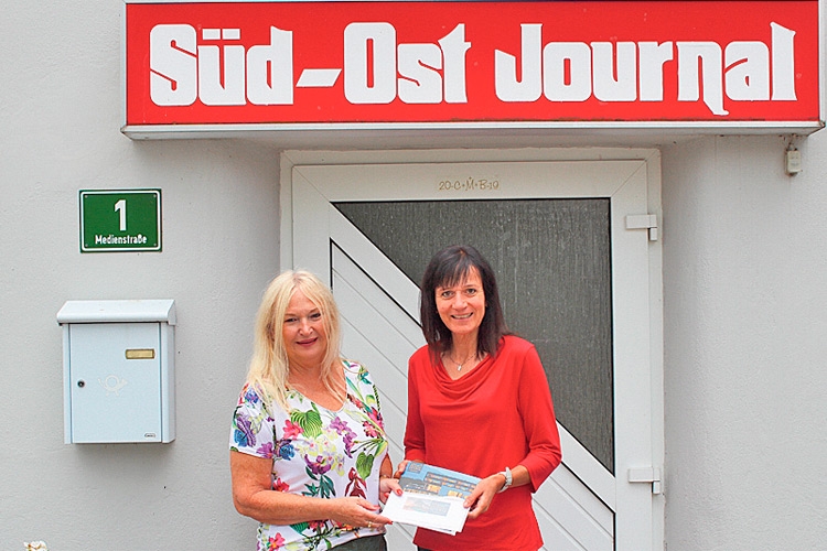 (v.l.:) SOJ-GF Ulrike Krois mit der Gewinnerin Monika Fellinger.