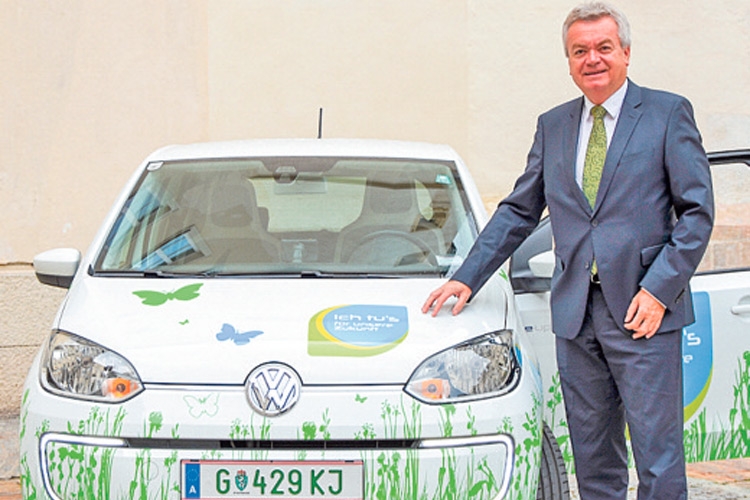 Verkehrs- und Umweltlandesrat Anton Lang wirbt für E-Mobilität.