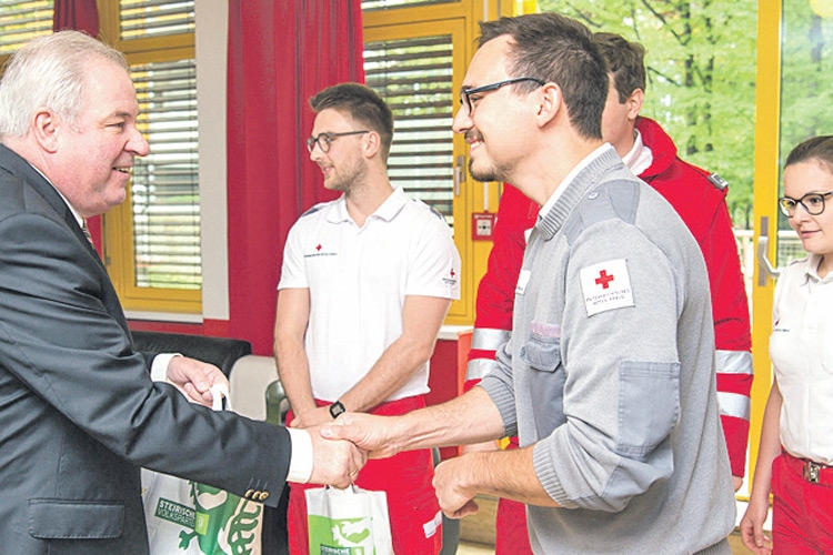 Landeshauptmann Hermann Schützenhöfer zu Besuch in der Bezirksstelle des Roten Kreuzes in Graz.